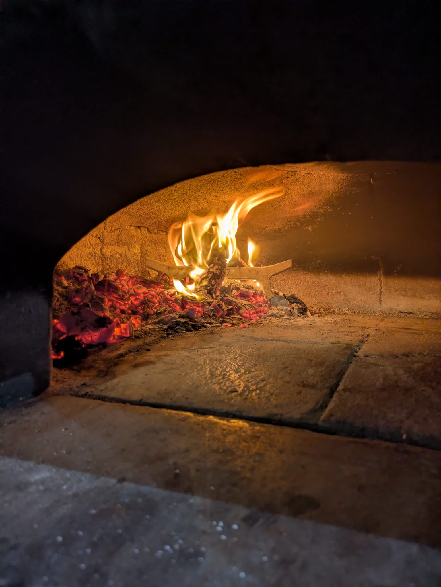 Forn de llenya napolitana amb flames vives — La Pentola
